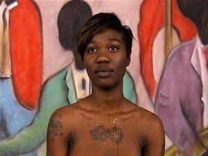 Salope amateur noire de ghetto suce pendant qu'elle suce une bite