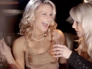 beau sexe de groupe en limousine