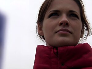 Jolie brune européenne au corps parfait faisant une pipe et suçant