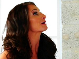 Silvia Saige s'amuse ultimement à trois avec une séduction. Regarde