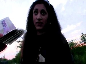 European pulling girlnextdoor avec un pot-de-vin en espèces