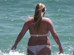 Grosse sexy à la plage. corps à bascule sur elle