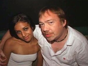 La Latina sexy Mya se fait baiser en gangbang dans un théâtre porno