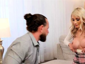 Plongez dans l'expérience POV ultime avec une belle blonde. Regardez
