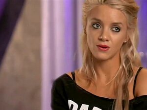 Les nanas sexy s'amusent avec des mecs et apprennent la pole dance.