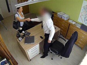 LOAN4K. Une brune modeste baise salement pour de l'argent dans