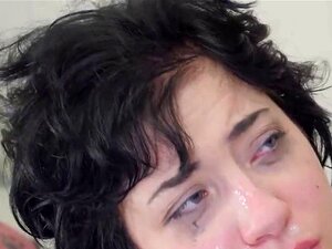 Une petite coquine a été amenée dans une niche anale pour un