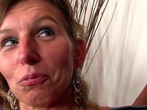 La chaude maman de sa copine écarte les jambes pour lui