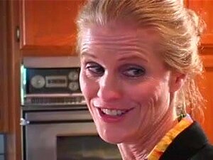 2 lesbos vieillies et fraîches avec ceinture