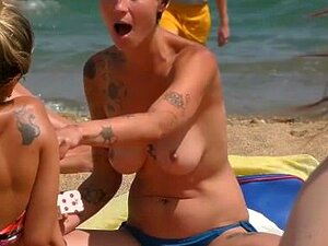 Superbe femme seins nus sur la plage