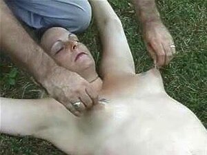 Femme mature soumise *** par son mari, Vieille femme soumise se fait