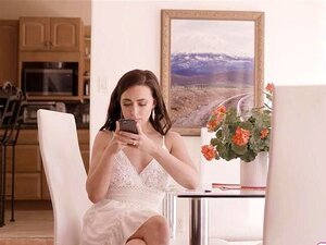 La mariée envoie des sms coquins à sa copine et la femme de ménage