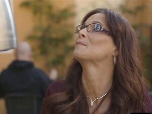 Réalisez vos fantasmes ultimes avec Syren la milf. La brune minuscule