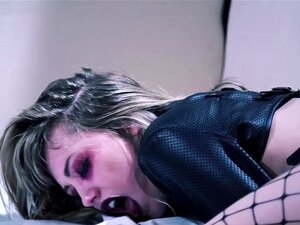 Ivy Wolfe est devenue folle de bite et de couilles et s'est retrouvée