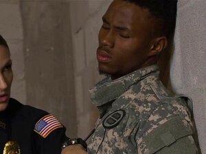 FAUX MEC EN uniforme DE L'ARMÉE SE FAIT BAISER par trois flics