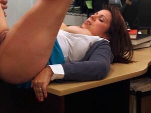 Femme amateur aux gros seins met une gagette sur sa chatte pour la