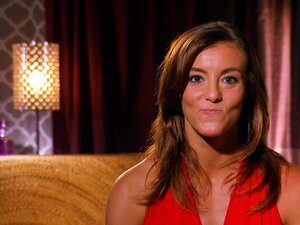 Couples qui échangent et baisent en groupe dans la chambre de Playboy