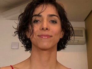 Emanuelle Adams écartée pour que tu puisses voir son cul se faire