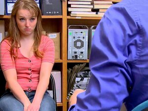 La jolie voleuse Cleo Clementine se fait punir par un officier