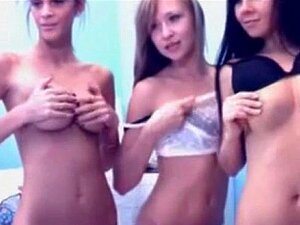 Les petites chaudes se déshabillent et s'amusent entre elles sur la