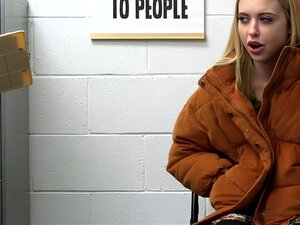 La petite blonde Chloe Cherry est soupçonnée de vol à l'étalage