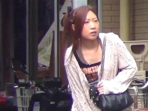 Pute orientale dans une ruelle. Pute orientale bizarre capturée en