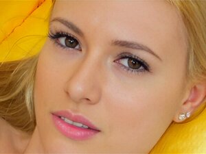 La belle-sœur blonde sexy montre son corps sexy en 4K. La mignonne