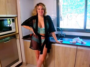 Ma belle-mère m'a aidé à jouir dans son butin quand j'ai pris du