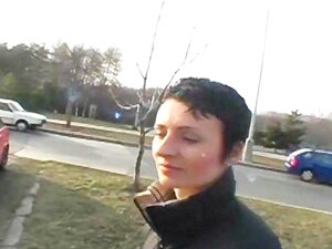 Une douce aux cheveux courts a giclé en public