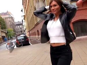 LA MANNEQUIN FITNESS ABS MINCE KITANA SÉDUIT POUR BAISER LORS D'UN