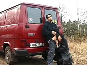 Salope en chaleur suce une bite sur la route