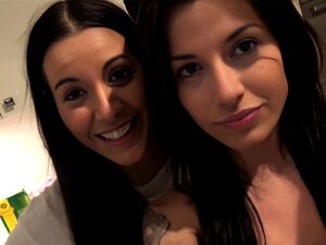 Incroyables jumelles tchèques à 100% baisent un inconnu