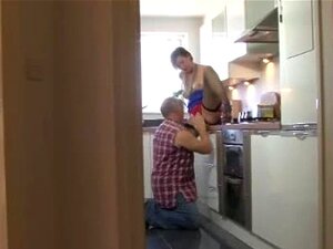 Une babe européenne amateur en bas se fait lécher la chatte dans la
