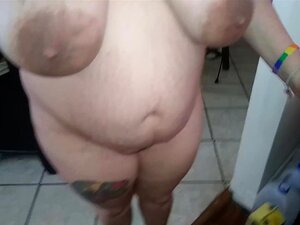 Demi-sœur nue à la maison avec son demi-frère