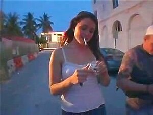 Un homme tatoué baise Tori Black