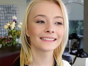 Une petite blonde se fait remplir de foutre, une petite blonde se fait