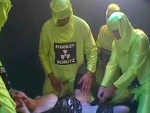 Grosse bite noire en caoutchouc baisant une chatte mouillée et