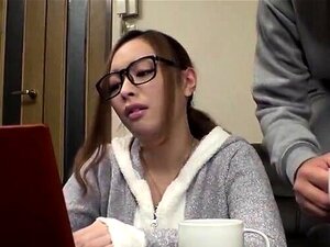 Plongez dans le monde séduisant d'une chaude star du porno asiatique