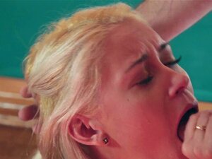 La mignonne blonde Marsha May s'entend avec son beau-père. La blonde
