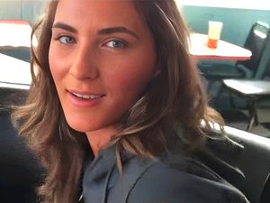 Assistez à une étudiante caliente s’éclater à une soirée