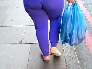 Il suit une grand-mère en sueur avec un gros cul sur sa chatte