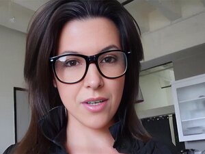 Une MILF aux gros seins baise son beau-fils. Une MILF à gros seins