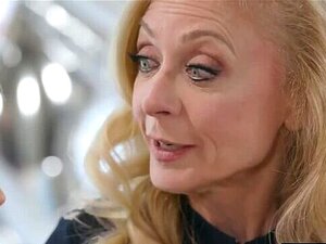 La GILF sexy Nina Hartley adore explorer les chattes avec la MILF Dee