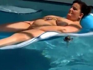Film amateur torride avec des scènes BBW, flottant dans une piscine