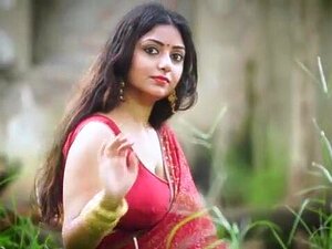 La tante indienne baisable Rupashree en sari rouge dehors