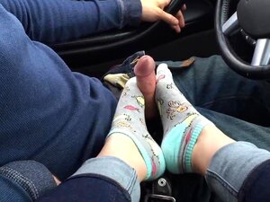 pipe incroyable dans une voiture avec des chaussettes et éjaculation