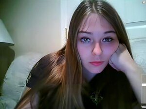 La mignonne Wecamgirl se déshabille et se masturbe. La mignonne