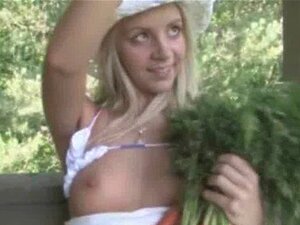 Blonde mignonne jouant avec ses légumes en plein air