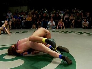 6 filles partent en orgie massive avec fisting et se font baiser en