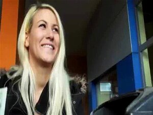 La salope tchèque Yenna se fait pilonner dans un parking en échange